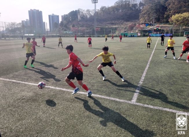대성중이 직지FCU15에 3-0 승리를 거뒀다. 사진은 대성중(빨간색 유니폼)과 직지FCU15 간 경기 장면.