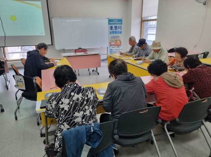 팔달구보건소가 찾아가는 치매 예방 프로그램을 진행하고 있다.