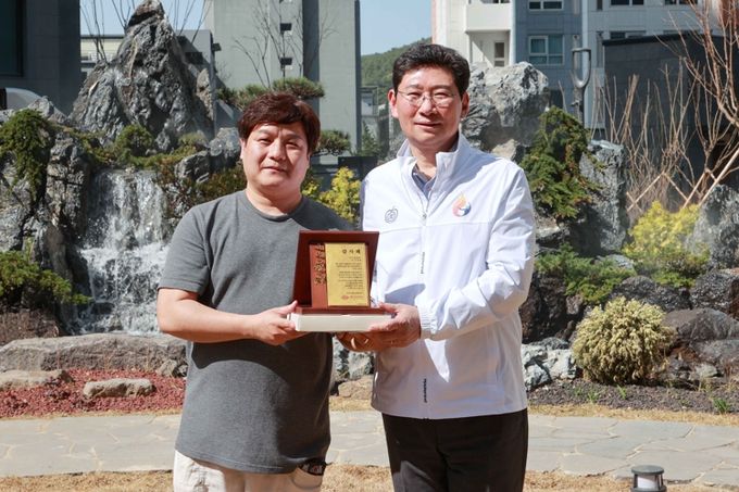 이상일 용인특례시장(오른쪽)이 지난 13일 드마크 데시앙 입주예정자협의회로부터 감사패를 받았다.
