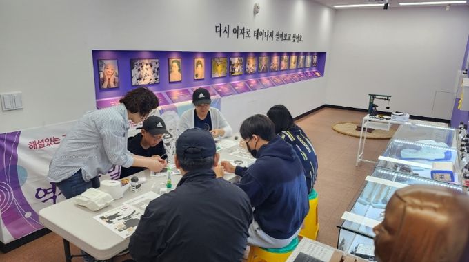 용담 안점순 기억의 방에서 인권수업을 하는 모습