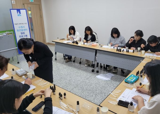 휴먼콜센터 상담직원들이 힐링 프로그램에 참여하고 있다.