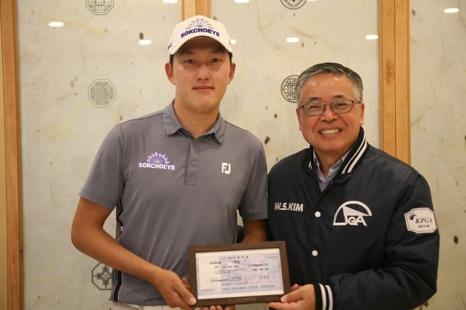 2024 시즌 투어에 데뷔한 신인 김백준에게 '기념 수표 액자'를 증정한 김원섭 회장(우)