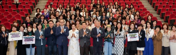 이재준 시장(왼쪽 9번째)과 참석자들이 함께하고 있다.
