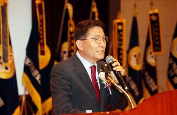 김기정 의장이 축사를 하고 있다.