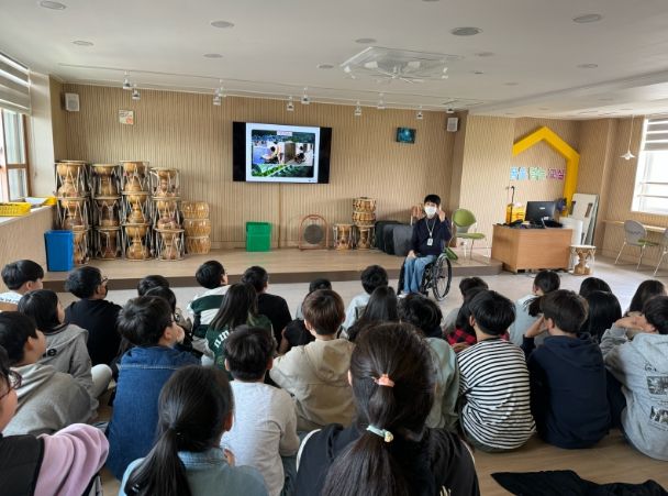 학생들이 후천적 장애발생 예방교육을 듣고 있다.
