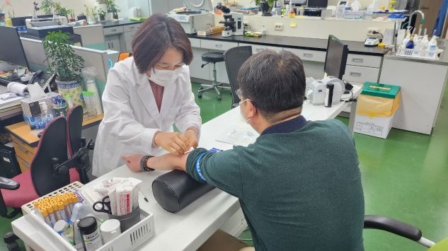 대상자가 장안구보건소에서 건강검진을 받고 있다.