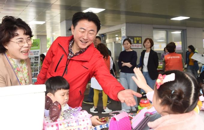 김동근 시장이 4월 20일 ‘2024년 신2나는 아나바다 장터’에 참여해 주민들과 소통하고 있다.