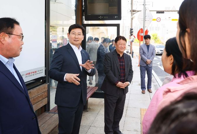 지난 22일 이상일 용인특례시장이 용인성산초등학교 도서관에서 용인교육 발전을 위해 학부모와 의견을 교환했다