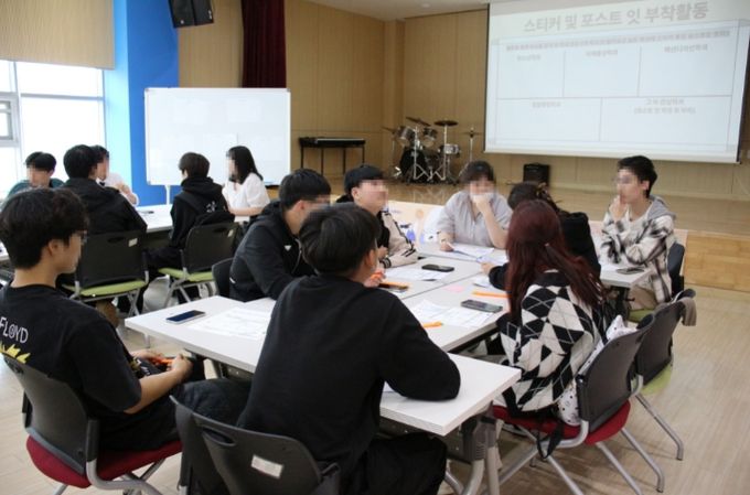 진로체험 프로그램 ‘나의 학과 잡화점’에 참여하는 이주배경 청소년들