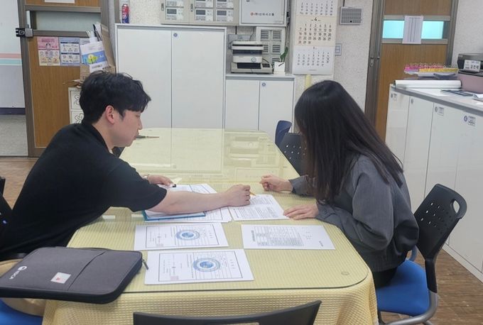 보건소 직원이 시설에서 관련 서류를 확인하고 있다.