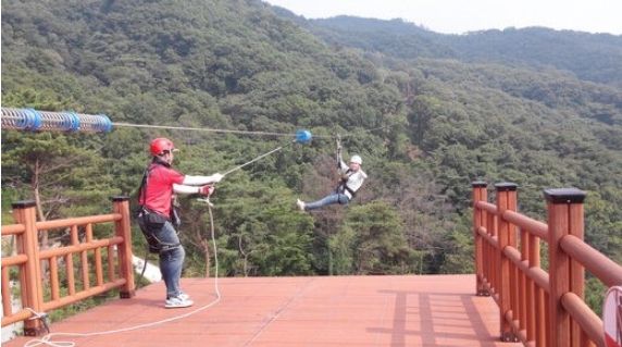 용인특례시 자연휴양림의 대표 인기 시설 '짚라인'