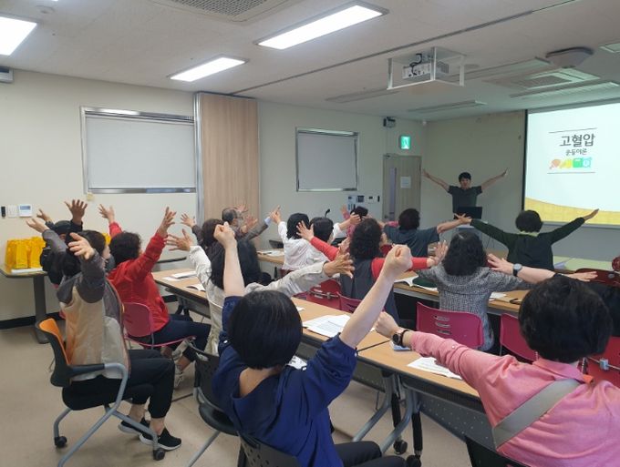 장안구보건소가 고혈압 건강교실을 운영하고 있다