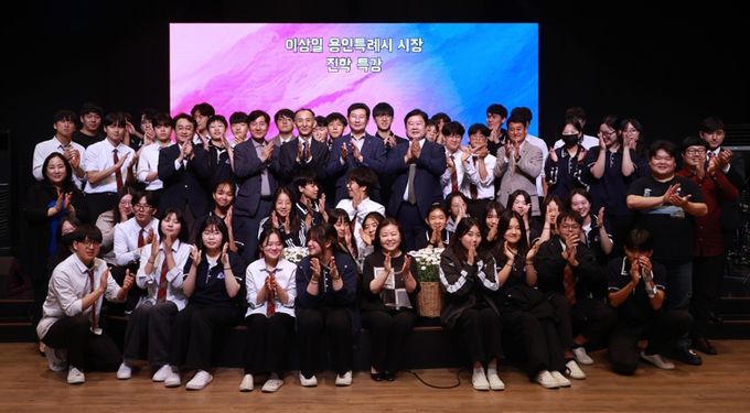 이상일 용인특례시장이 지난 17일 용인글로벌기독학교에서 학생들에게 진로 특강을 진행했다.