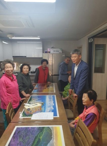 흑연근 닭강정, 시흥시 연성동 경로당 14곳에 과자류 후원