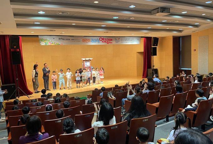 수지구는 가정의 달 맞아 용인문화재단 이벤트 홀에서 문화가 있는 날 공연으로 '어린이 참여형 연극' 3편을 상연했다.