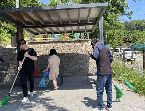 오산시, 약수터 7개소 환경정비 직원들이 발 벗고 나서