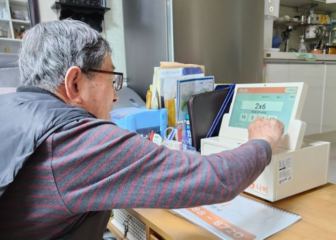 가평군치매안심센터, 어르신 돌봄기기 ‘나만의 약비서’ 지원