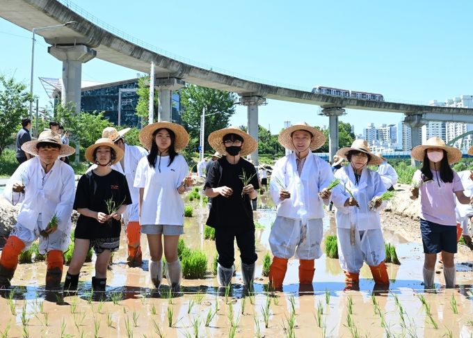 김동근 시장이 6월 3일 중랑천 모내기 체험 행사에서 참여자들과 기념사진을 찍고 있다.