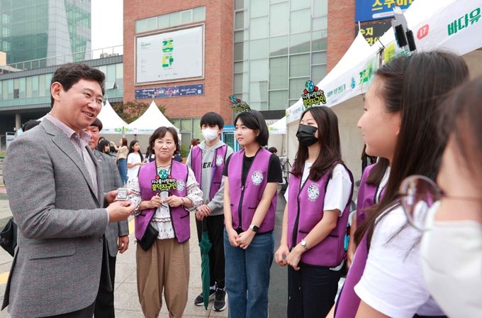 이상일 용인특례시장이 8일 용인포은아트홀 야외광장에서 열린 환경교육박람회에 참가한 흥덕중학교 학생들을 격려하고 있다.