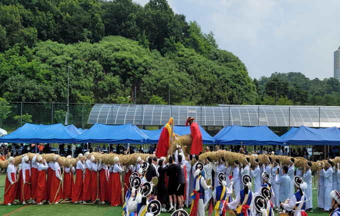 지난 9일 상현레스피아 축구장에서 ‘제7회 수지구민 독바위 민속줄다리기 한마음 축제’가 개최됐다.