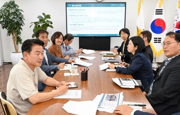 김동근 시장이 보행 및 주차 환경 개선을 위한 ‘제9차 교통정책 전략회의’를 진행하고 있다.