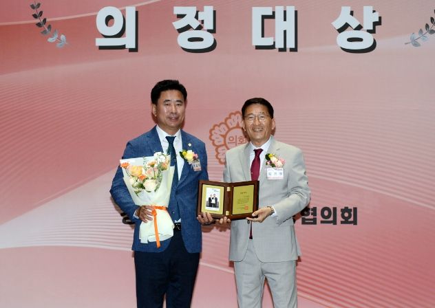 오산시의회 성길용 의장, 조미선 의원 '경기도시군의회의장협의회' 특별공로패, 지방의정봉사상 수상