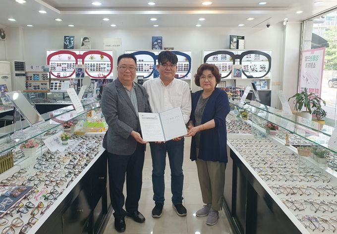 동백1동 지역사회보장협의체가 1001안경 동백점과 취약계층 무료 안경지원 업무협약을 맺었다.