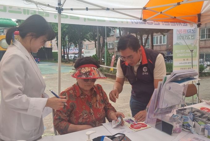 시흥시 군자동, ‘군자튼튼! 건강데이’로 지역주민 건강 챙기고, ‘누구나 돌봄’ 홍보하고