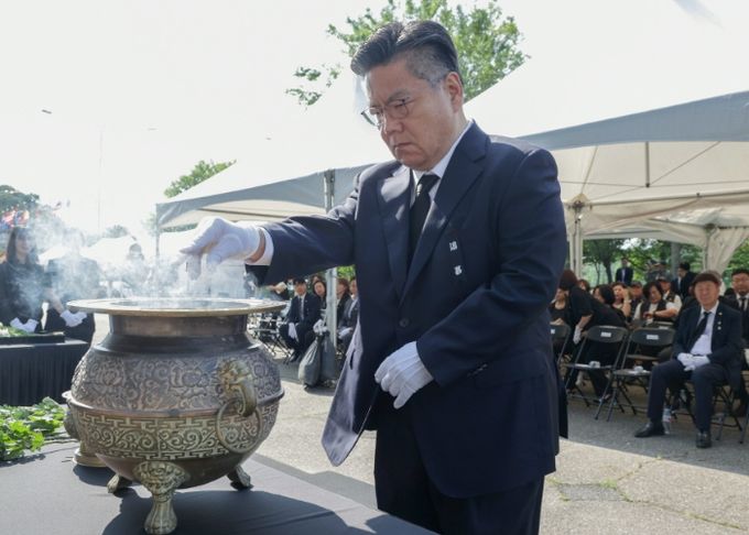 제74주년 6․25전쟁 기념식에서 순국선열에게 분향하는 박원석 제1부시장