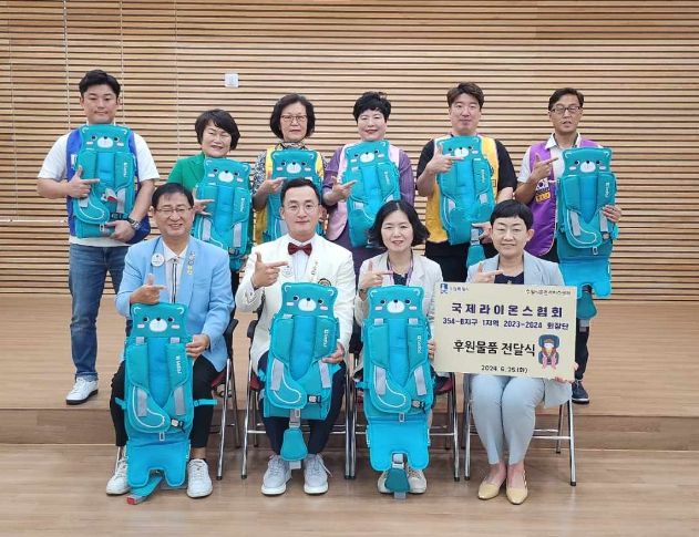 전달식에서 참석자들이 기념촬영을 하고 있다.