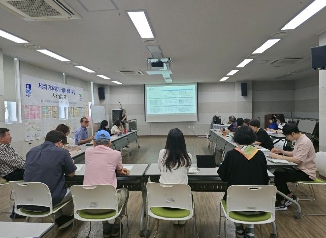 수원시가 제3차 수원시 기후위기 적응 대책(안) 시민 설명회를 열고 있다.