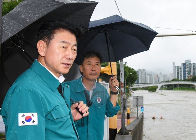 김동근 시장이 7월 17일 긴급 현장점검에 나서 중랑천 일대를 살펴보고 있다.