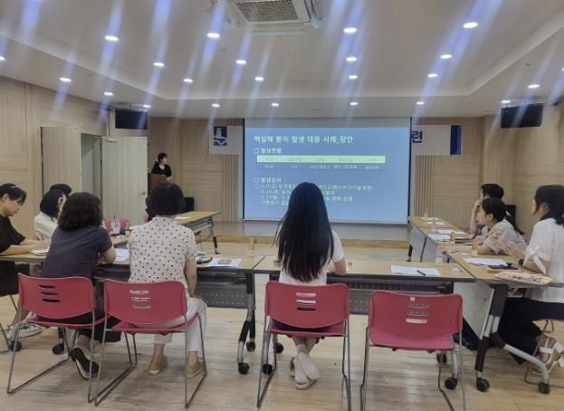 장안구보건소 대강당에서 각 보건소 담당자들이 감염병 역량강화 훈련을 하고 있다.