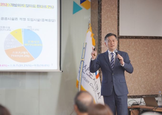 허숭 안산도시공사 사장이 7월 27일 올림픽기념관에서 열린 초지역세권 도시개발사업 간담회에서 사업에 대해 설명하고 있다.(안산도시공사 제공)