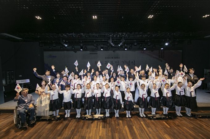 만세삼창하는 합창단과 내외빈 단체