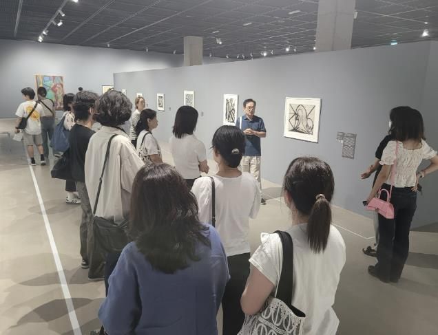 휴먼콜센터 상담사들이 수원시립미술관에서 전시해설을 듣고 있다.