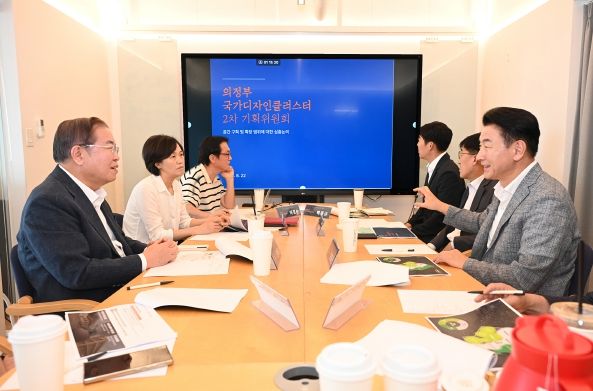김동근 시장이 8월 22일 캠프 레드클라우드(CRC)에 ‘국가 디자인 협력지구(클러스터)’ 조성을 위한 2차 자문위원회를 진행하고 있다.