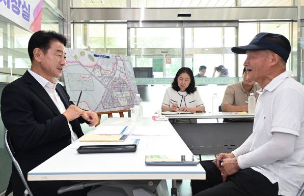 김동근 시장이 8월 23일 가능동 주민센터에서 ‘현장시장실’을 열고 주민들과 소통하고 있다.