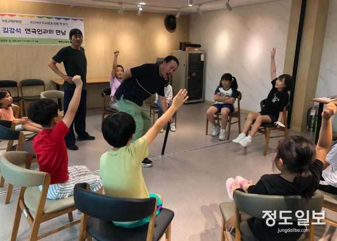 속초교육문화관, 연극인 김강석과의 만남 운영