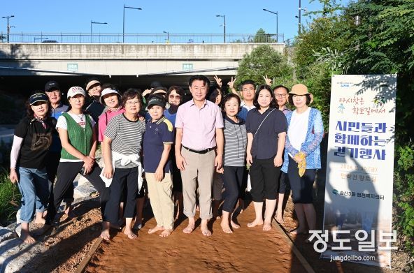 김동근 시장이 8월 30일 민락천 건강황톳길 재개장 기념 걷기 행사에 참여해 시민들과 기념사진을 찍고 있다.