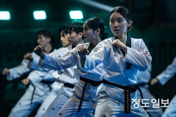 ‘2024 문경 세계태권도한마당’ 개회식에서 시범공연을 펼치고 있는 모습.