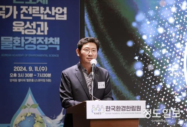 이상일 용인특례시장은 11일 오후 서울 서초구 양재동 엘타워 멜론홀에서 열린 제65차 환경리더스포럼에 참석했다.