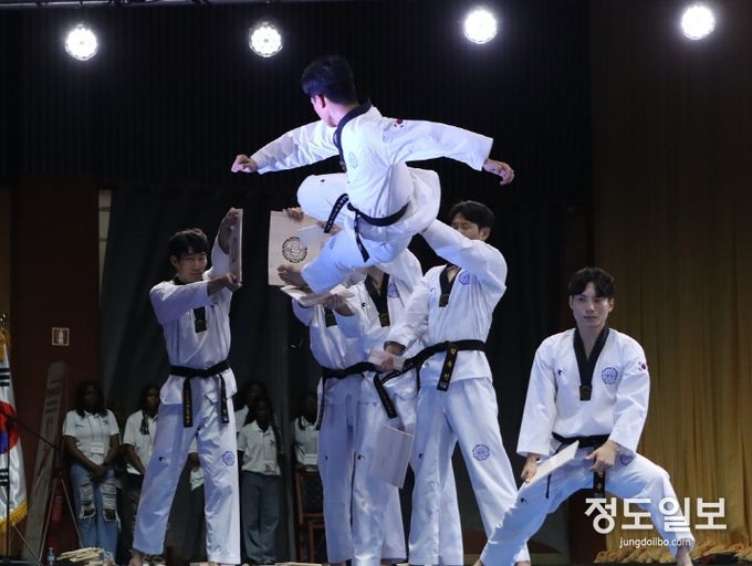 9월 24일(현지 시간) 아프리카 앙골라의 수도 루안다에서 열린 ‘국경일 및 한국 문화주간’ 행사에서 국기원 태권도시범단이 시범공연을 펼쳤다. 사진은 정통 고난도 시범을 펼치고 있는 시범단의 모습