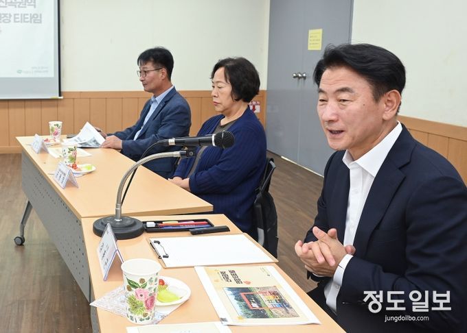 김동근 시장이 9월 25일 신곡권역 현장 티타임을 진행하고 있다.