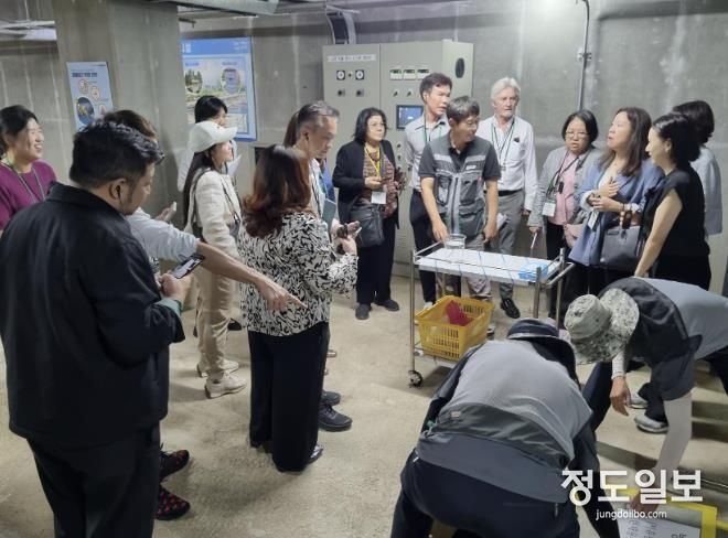 태국 국가경제사회개발위원회(NESDC), 아시아개발은행(ADB) 태국사무소 관계자 등이 물순환 시설을 견학하고 있다.