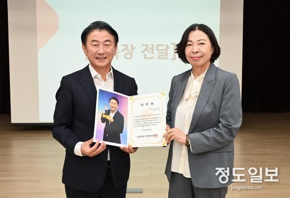 김동근 시장이 9월 25일 송산3동 통장협의회 월례회의에 일일 명예회원으로 참여해 위촉장을 받고 있다.