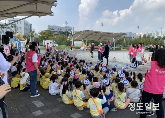 수원새빛형어린이집협의회가 제8회 수원청개구리 축제를 열고 있다.