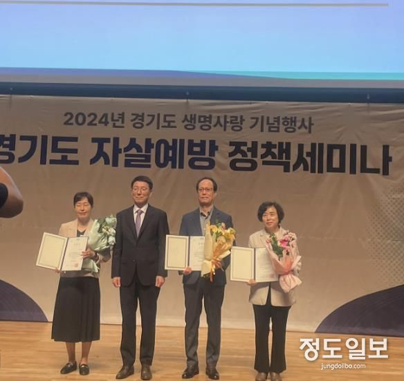 수상 후 기념촬영을 하고 있다.