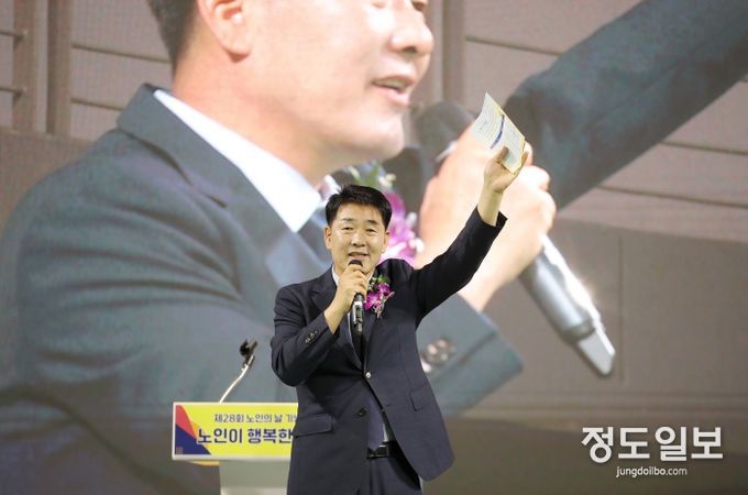 축사하는 배정수 화성시의회 의장