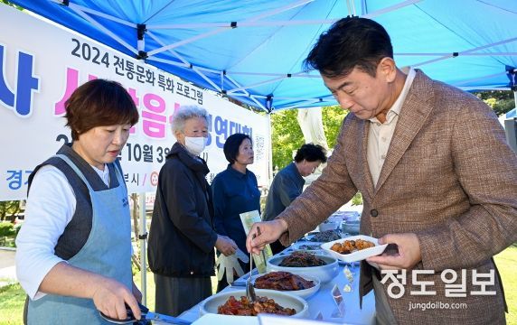 김동근 시장이 10월 3일 회룡사(주지 성진스님)에서 열린 ‘사찰음식 경연 대회’에 참석해 사찰음식을 맛보고 있다.
